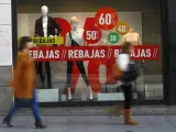 Una tienda de ropa de Madrid muestra en su escaparate las rebajas que ofrece.