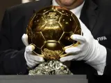 <p>Un empleado de la FIFA coloca el trofeo del Balón de Oro en Zúrich.</p>