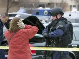 La policía se prepara para entrar en el centro comercial Columbia de Maryland (EE UU), donde ha tenido lugar un tiroteo.