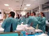 Médicos en un curso observan una operación