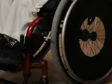 Imagen de archivo de un niño en silla de ruedas.