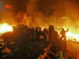 Policías chocan con los manifestantes en la Plaza de la Independencia de Kiev (Ucrania). La policía ucraniana cercó a los manifestantes en el corazón de las protestas opositoras de la plaza de la Independencia de Kiev (Maidán), tras una jornada en la que murieron 15 personas en los disturbios que estallaron en la capital.