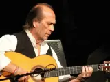 Fotografía de archivo del 5 de octubre de 2013 del guitarrista español Paco de Lucía durante su concierto en Palacio de Bellas Artes de la capital mexicana.