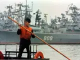 Un marinero en un barco patrulla cerca de un buque de guerra ruso atracado en el puerto de Sebastopol, Crimea (Ucrania).