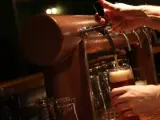 Una persona 'tira' una cerveza en un bar.