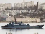l buque de guerra ruso Minsk llega al puerto de Sebastopol, en Crimea (Ucrania). El presidente ruso, Vladímir Putin, dijo que por el momento no hay necesidad de enviar tropas rusas a Ucrania.