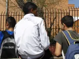 Un grupo de adolescentes frente a un instituto en Madrid.