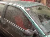 Un coche cubierto de la lluvia de barro.