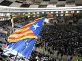 Una bandera independentista catalana desplegada junto a la de la UE en la reunión de esta entidad en Tarragona.