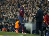 El defensa del FC Barcelona Gerard Piqu&eacute; se retira con molestias durante el partido.