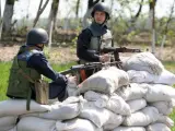 Soldados ucranianos protegen un paso.
