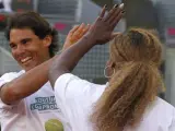 El tenista Rafa Nadal (i) choca la mano con la tenista Serena Williams, durante uno de los partidos ben&eacute;ficos del 'Charity Day' previo al Mutua Madrid Open de Tenis 2014.