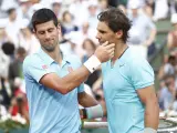 Djokovic y Nadal se saludan tras enfrentarse en la final de Roland Garros, que gan&oacute; Rafa Nadal.