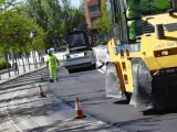Operarios trabajando en el asfaltado del Paseo de Yeser&iacute;as de Madrid.