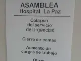 Uno de los carteles sobre la asamblea de trabajadores del Hospital La Paz que permanec&iacute;an colgados en las paredes del Servicio de Urgencias del centro.