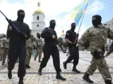 Jovenes reclutas del batallón especial de voluntarios ucranianos 'Azov' participan en una ceremonia en la que juraron lealtad al grupo en Kiev.