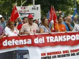 Decenas de manifestantes protestan en Cibeles contra el recorte de servicio en ocho l&iacute;neas de la EMT.