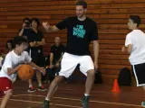 El jugador de baloncesto Pau Gasol juega un partidillo durante la presentación de su campus de verano dirigido a niños y jóvenes de 12 a 17 años.