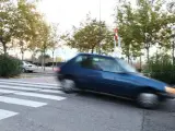 Un autom&oacute;vil cruza un resalto en la calzada en una calle de Madrid.