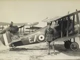 Un Sopwith Camels, el caza biplano británico más famoso de la primera guerra mundial, listo para iniciar una misión de vigilancia en el espacio aéreo alemán, en una imagen de 1915.