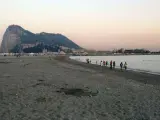 Playa Española Desde La Que Se Ve El Peñón De Gibraltar