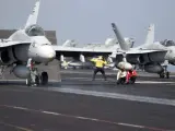 Aviones F/A-18 de la Marina estadounidense se preparan para despegar del portaaviones USS George H.W. Bush en el Golfo Pérsico.