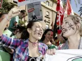 Varias estudiantes, durante una manifestaci&oacute;n que en Murcia contra los recortes y la reforma educativa.