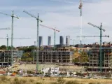 Gr&uacute;as de obra en el nuevo desarrollo urban&iacute;stico de Arroyo del Fresno, en Fuencarral, al norte de Madrid.