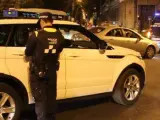 Polic&iacute;as municipales de Madrid durante un control de alcoholemia en la Plaza de Cibeles.