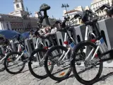 Bicicletas ancladas en la estaci&oacute;n de BiciMad de la Puerta del Sol, la m&aacute;s utilizada por los usuarios.