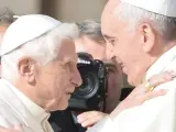 El papa Francisco (d) con el papa emérito Benedicto XVI (i).
