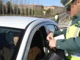Un guardia civil, multando a un conductor tras una infracción.