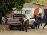 Policías y militares se enfrentan a presuntos pandilleros en un barrio de San Pedro Sula (Honduras). Un policía y cinco presuntos pandilleros murieron en el enfrentamiento, según informó una fuente de la Secretaría de Seguridad.