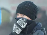Una mujer se cubre el rostro para combatir el frío en Varsovia (Polonia).