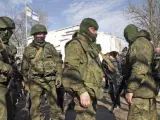 Soldados armados sin identificar, presuntamente rusos, bloquean la entrada a la base naval ucraniana de Novoozerniy, cerca de Feodosia, a las afueras de Simferópol.