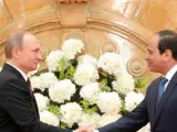 Abdel Fattah Al Sisi y Vladimir Putin se estrechan la mano tras su reunión en el Cairo