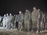 Soldados ucranianos durante el primer intercambio de prisioneros de las tropas ucranianas y separatistas rebeldes en la ciudad ucraniana de Frunze, cerca de Luhansk.