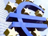 Vista de la escultura del euro, delante de la sede del Banco Central Europeo (BCE), en Fráncfort.