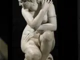 Escultura de marmol que representa a la diosa afrodita desnuda. También conocida como la Venus de Lely, la pieza del siglo II es una copia romana de un original griego
