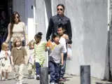 Brad Pitt y Angelina Jolie junto a sus seis hijos.