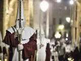 Procesión de la cofradía de El Cristo de la Vega por las calles de Toledo.