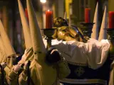 Procesión de La Penitente Hermandad de Jesús Yacente por las calles de Zamora en la noche de Jueves Santo.