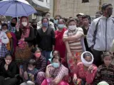 Un grupo de ciudadanos observa a miembros de equipos de b&uacute;squeda y rescate que realizan su trabajo en Katmand&uacute; (Nepal).