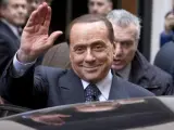 El líder de Forza Italia saluda a su salida de la reunión con el líder del Partido Democrático (PD), Matteo Renzi, en la Cámara Baja, en Roma.