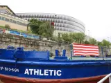 Vista de la Gabarra, el barco utilizado por los jugadores del Athletic de Bilbao para festejar sus títulos y surcar la ría de Bilbao con la afición, preparada para celebrar la posible victoria del club ante el FC Barcelona en la final de la Copa del Rey.