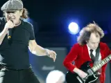 Brian Johnson y Angus Young, de la mítica banda de rock AC/DC, en su concierto de mayo en Barcelona.