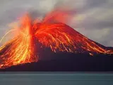 El volcán Krakatoa (Indonesia) ha entrado en erupción en repetidas ocasiones, masivamente y con consecuencias devastadoras a lo largo de la historia. Su erupción mas importante se produjo entre mayo y agosto de 1883.
