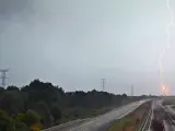 Un rayo impacta durante una tormenta en un poste de alta tensión en la carretera A-52 a la altura de la localidad zamorana de Mombuey.
