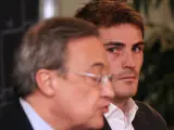Iker Casillas y el expresidente del Real Madrid, Florentino P&eacute;rez, durante la presentaci&oacute;n del libro del guardameta, Iker Casillas: La humildad de un camp&eacute;on, en 2011. Siempre ha habido dudas sobre la relaci&oacute;n real que hay entre ambos. El propio Casillas reconoci&oacute; en 2014 que se sinti&oacute; &quot;aislado&quot; del equipo y la directiva.