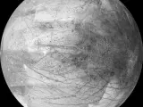 Mosaico formado por 12 fragmentos que proporcionan la imagen de mayor resolución obtenida hasta la fecha de Europa, luna de Júpiter. La imagen fue obtenida por la cámara instalada en la nave espacial Galileo, enviada de misión a Júpiter.